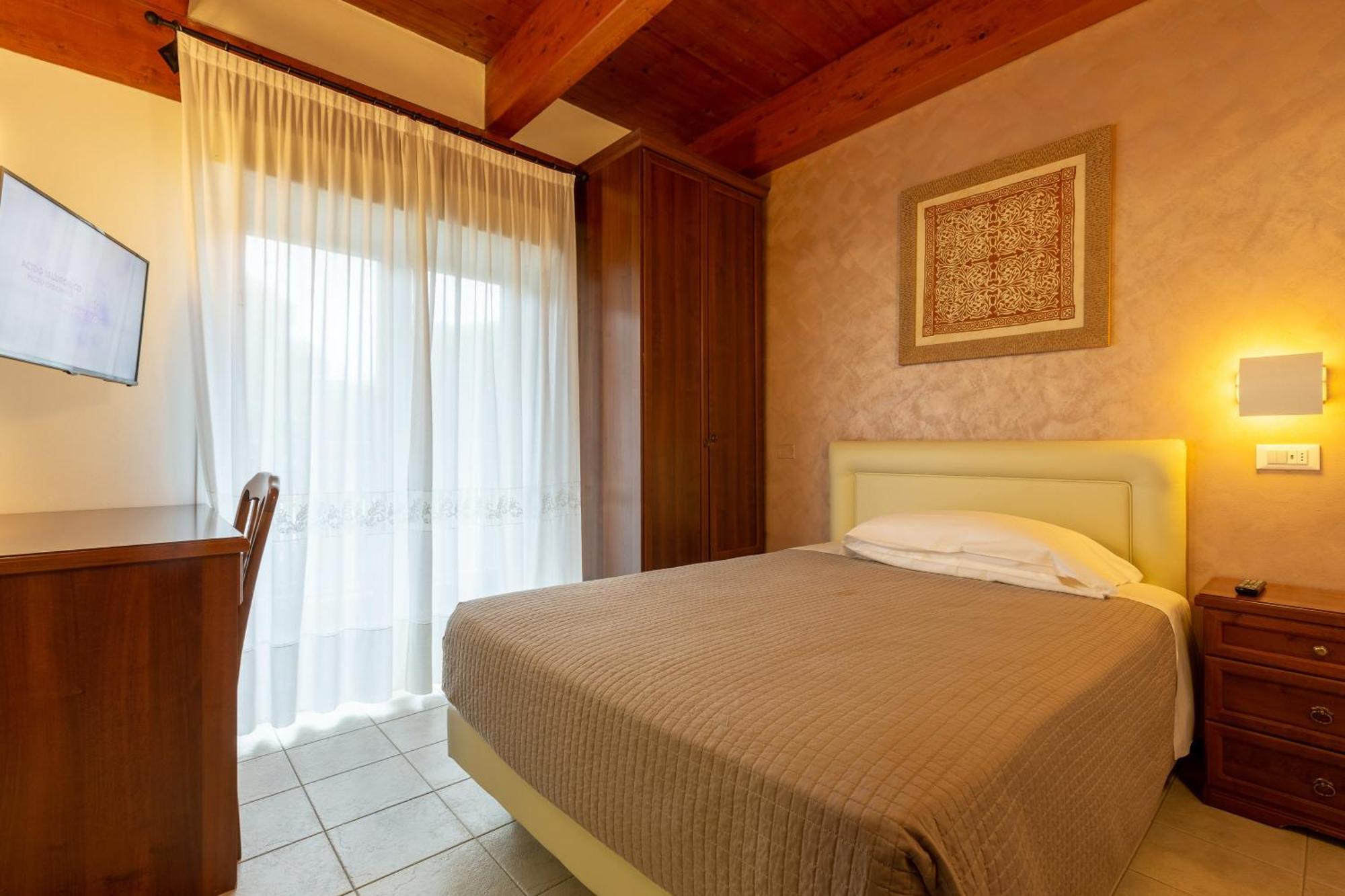 Hotel Columbia มารีนาโรเมอา ภายนอก รูปภาพ