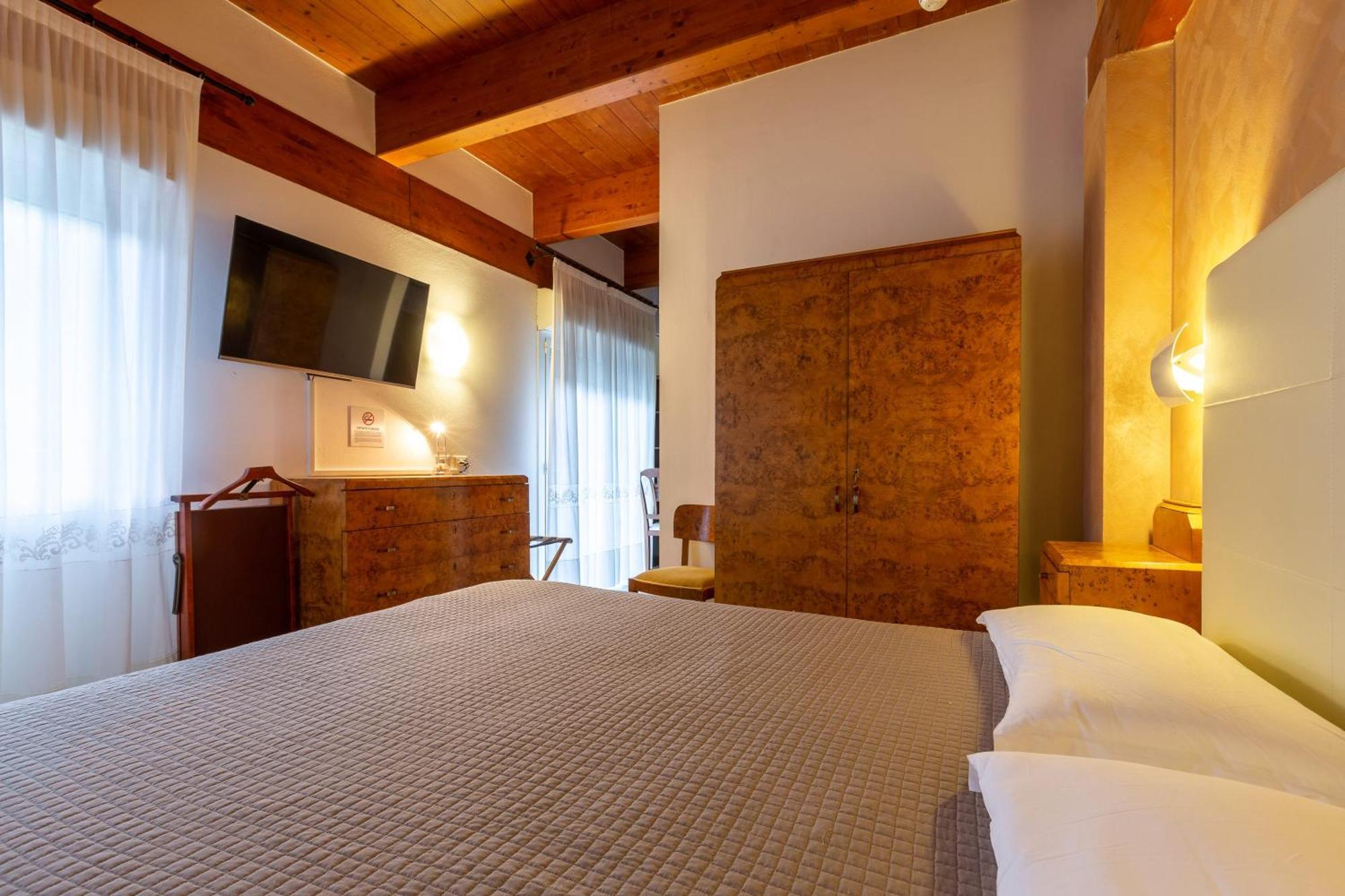 Hotel Columbia มารีนาโรเมอา ภายนอก รูปภาพ