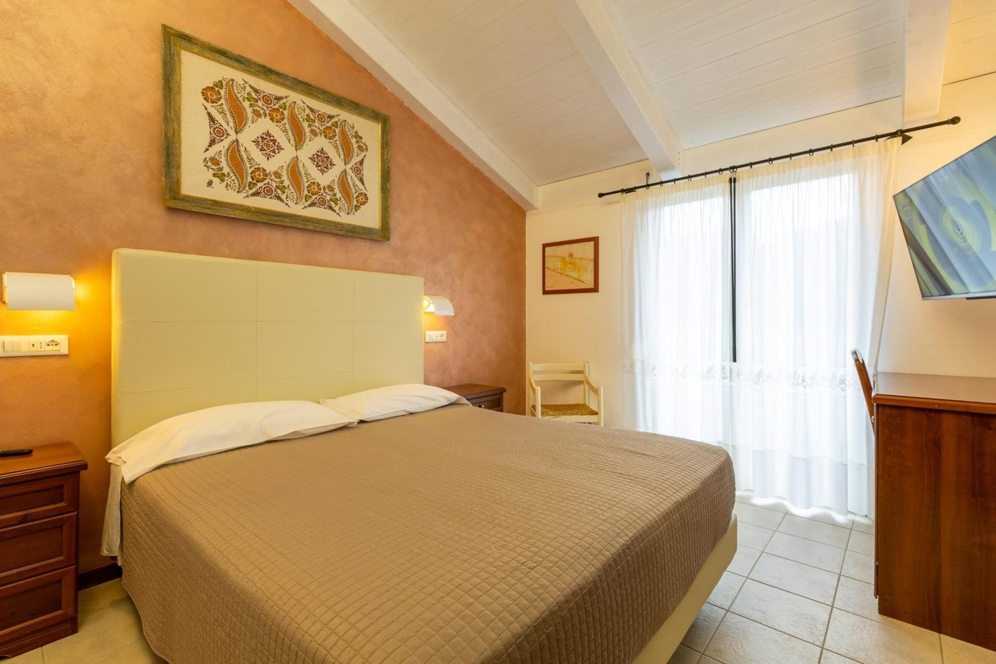 Hotel Columbia มารีนาโรเมอา ภายนอก รูปภาพ