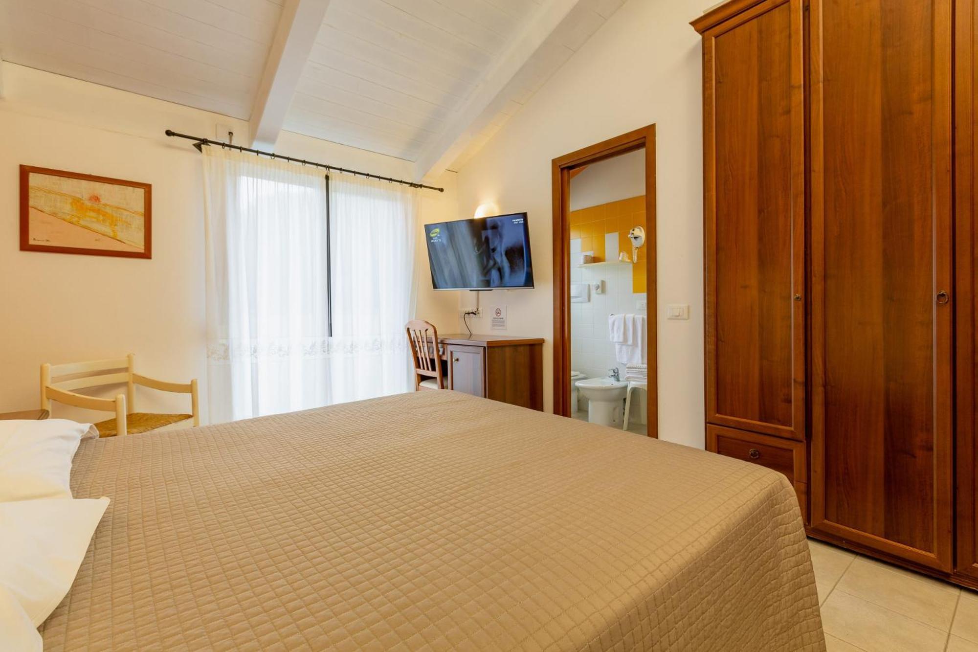 Hotel Columbia มารีนาโรเมอา ภายนอก รูปภาพ